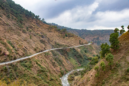 风景优美的道路穿过班尼赫特达尔胡西希马查尔邦的山谷，覆盖着山脉和树木。 驾车上山景区道路旅游概念