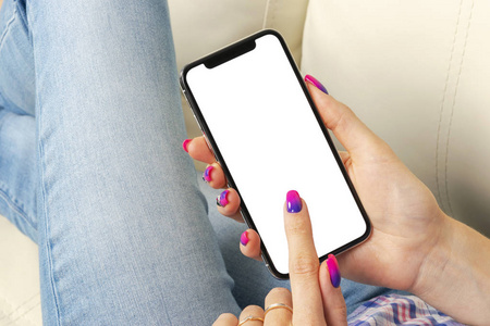 新的现代黑色无框智能手机模拟与空白白色屏幕. 文本的空空间.