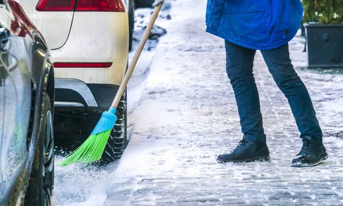 城市服务清洁街道从雪与特别工具在降雪以后 b