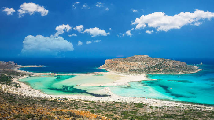 希腊克里特岛的巴罗斯泻湖. 游客在巴罗斯海滩清澈的水中放松和洗澡.