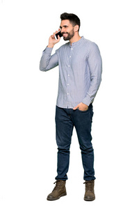 全段拍摄的优雅男子与衬衫保持谈话与手机在孤立的白色背景