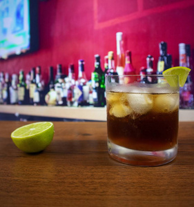 古巴Libre鸡尾酒朗姆可乐和石灰在加冰的岩石玻璃中
