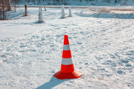 雪道上的道路警告标志