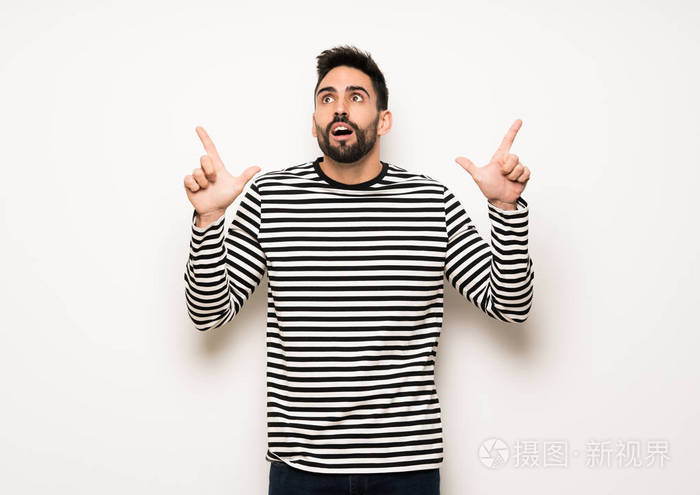 一个英俊的男人穿着条纹衬衫很好的主意