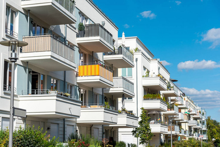 德国柏林有许多阳台的现代化公寓