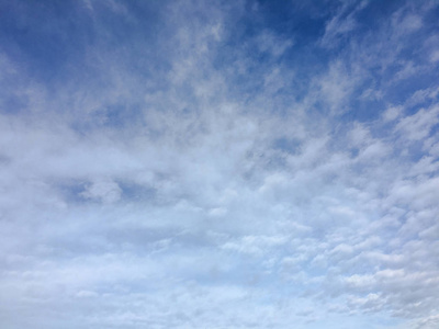 美丽的蓝天，有云的背景。 天空云。 天空有云，天气自然云蓝。 蓝天有云和太阳。