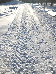 空冬雪路上的汽车轮胎轨迹