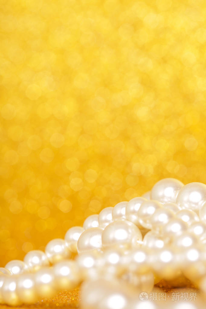 金色圣诞背景上的一堆珍珠