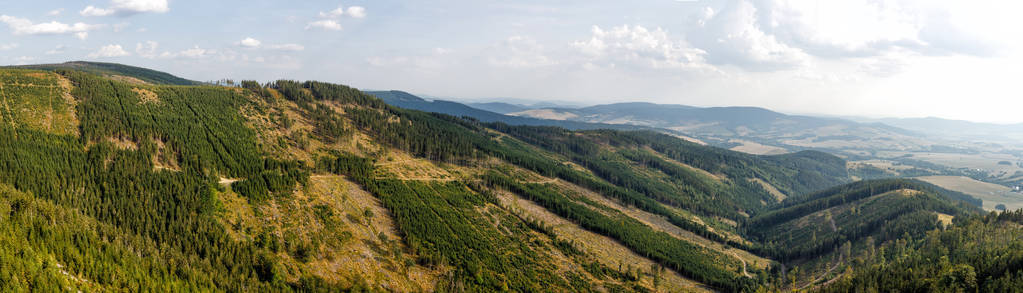 从旅游景点可以看到美丽的全景。捷克多尔尼莫拉瓦村的Stezka v oblacich或Sky Walk观景台。捷克Stezka 
