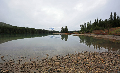 吉鲁亚德山，两个杰克湖班夫国家公园加拿大艾伯塔省
