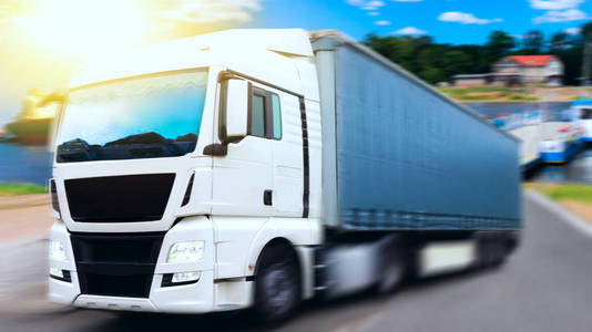 商业运输。 卡车运输集装箱。 欧洲货运。 工业基础设施。 。 货物的交货港。