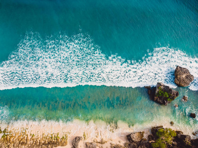 带绿松石海水和波浪的热带海滩鸟瞰图