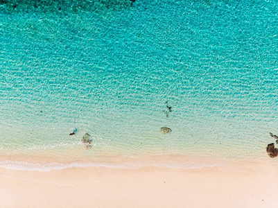 带绿松石海水空中拍摄的热带海滩顶景