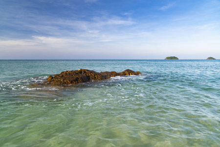 夏季景观孤独的海滩祸患，Koh Chang，一段岩石海岸被泰国湾的清澈的海水冲刷。