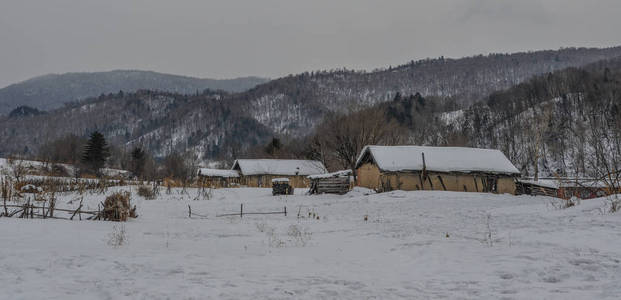 中国漠河县雪村的旧木屋。