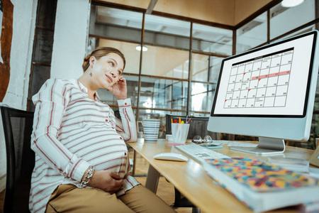 坐在电脑前的孕妇