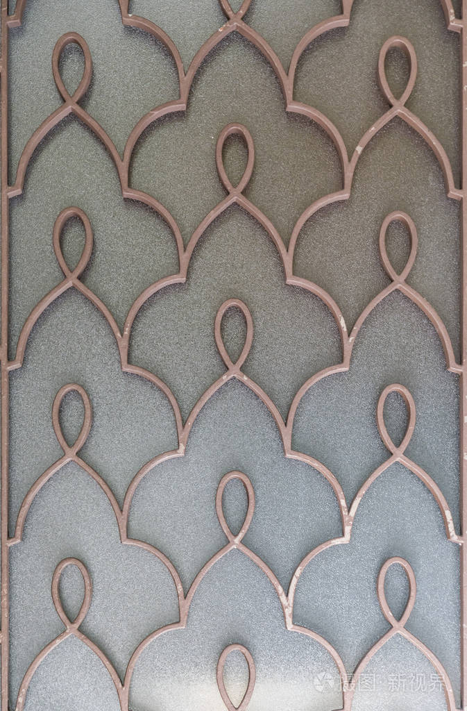 窗户紧闭用有图案的铁艺围栏拍摄