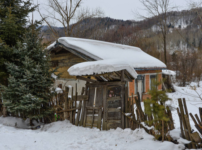 中国漠河县雪村的旧木屋。