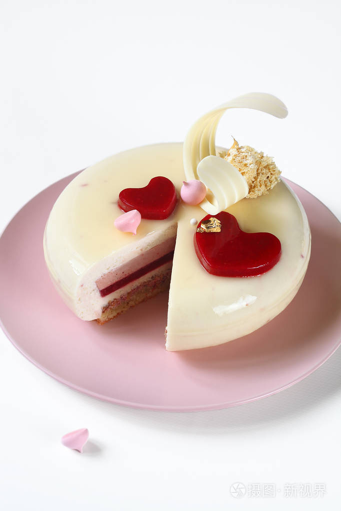 当代分层酸奶慕斯蛋糕装饰草莓果冻心白色背景