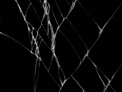 黑色背景上破裂的玻璃纹理。 孤立的真实裂纹玻璃效应。