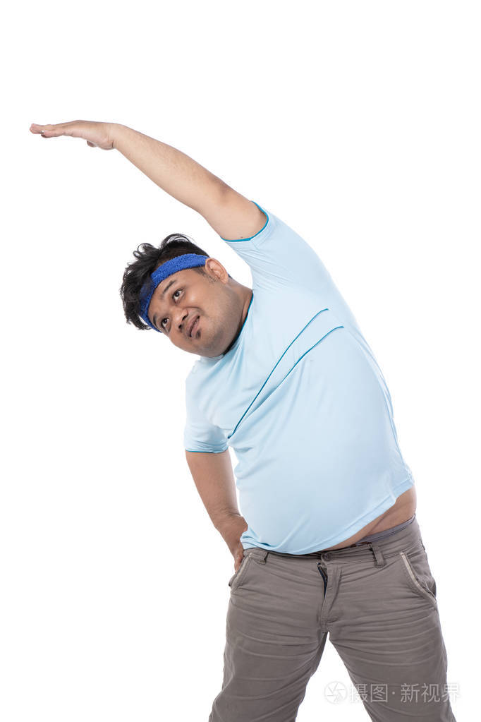 肖像画的肥胖青年男子热身腹部肌肉