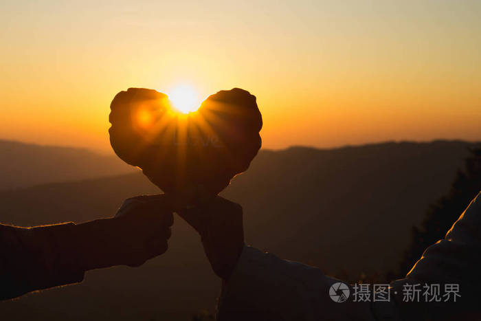 心在手,相爱的夫妇和日出的背景,相爱的夫妇,幸福的夫妇,相爱的夫妇.