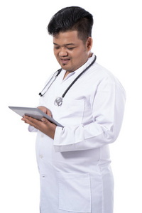 一个严重的医生拿着平板电脑数字的图像