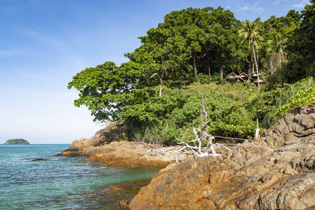 夏季景观孤独的海滩祸害科昌一段岩石海岸被泰国岩石海岸被泰国湾的清澈的海水冲刷。