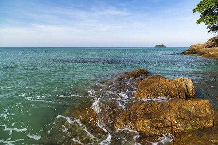 夏季景观孤独的海滩祸害科昌一段岩石海岸被泰国岩石海岸被泰国湾的清澈的海水冲刷。