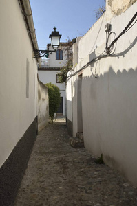西班牙格拉纳达安达鲁西亚中世纪莫里什地区阿尔拜因的狭窄石街。