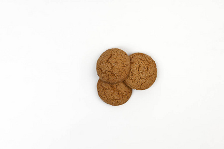 三个自制的燕麦饼干隔离在白色背景上。 特写