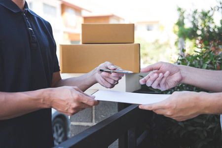 收件地址送货员把包裹箱交给收件人,年轻人在家里从邮寄快递处签收