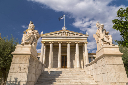 希腊首都雅典学院的外部景观。 普拉顿和索克拉底的雕像。