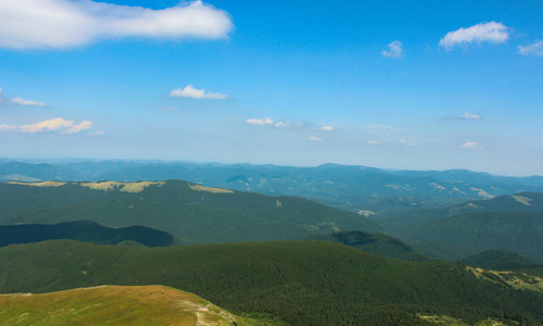 从喀尔巴泰路径到高富拉山顶的视野。喀尔巴泰山脉的位置, 乌克兰, 欧洲。喀尔巴泰地区的天然云杉林