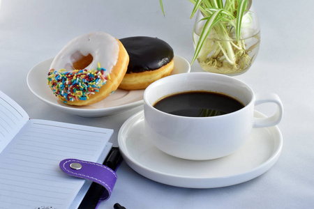 早上吃甜甜圈和咖啡