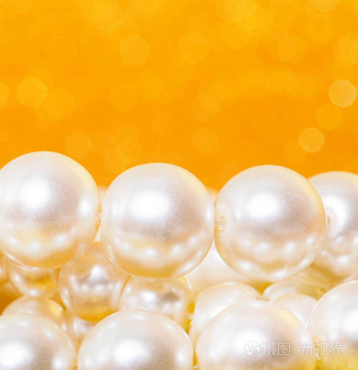 金色圣诞背景上的一堆珍珠