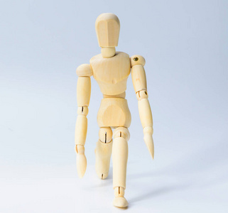 木制人物娃娃，准备开始情感的成功商业概念在白色背景。