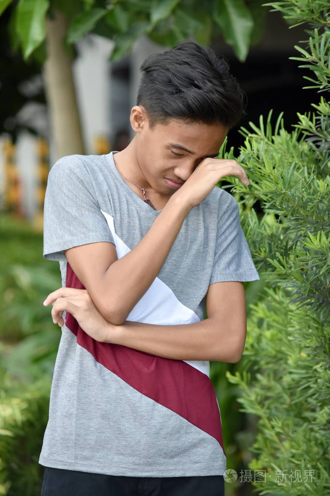 哭泣的年轻亚洲男性少年