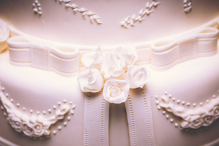 婚礼蛋糕装饰与五颜六色的花是在婚礼招待会上提供的。 婚礼生日的复古风格。