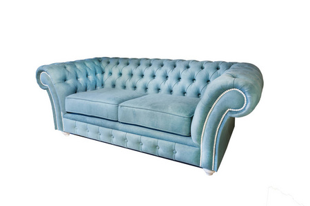 浅蓝色面料沙发，切斯特风格，精英阁楼内部，孤立的白色背景。