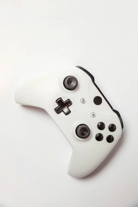白色操纵杆gamepad，游戏机隔离在白色背景上..计算机游戏技术游戏竞争视频游戏控制对抗的概念。网络空间符号