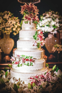婚礼蛋糕，婚礼蛋糕。蛋糕装饰有五颜六色的花。