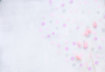 柔和的浅灰色背景, 粉红色的波尔卡圆点和粉红色的花。复制空间