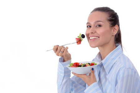 一个漂亮的女孩吃健康的食物。漂亮女孩