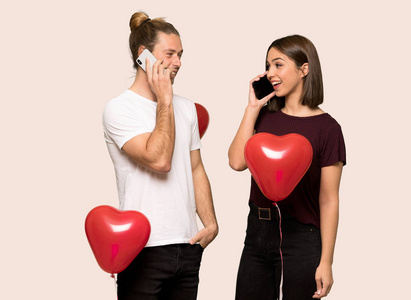 情人节的一对情侣在各自的背景下与手机保持对话