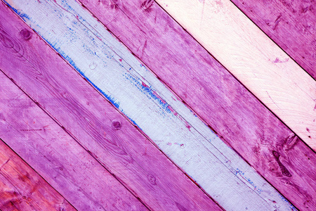 粉红色和紫色木板的背景。 老式壁纸的木质材料背景。