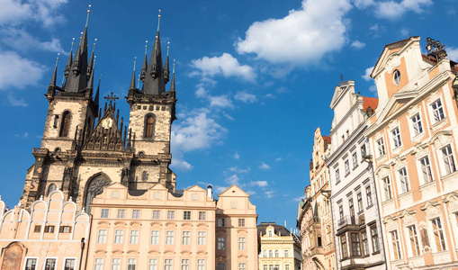 捷克共和国前泰恩布拉格的旧城镇广场上有上帝之母教堂或我们夫人的教堂