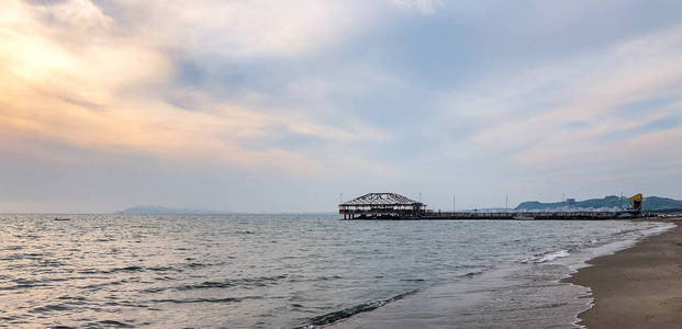 海景海滩的海景。 夕阳的天空笼罩着阿尔巴尼亚。 旗帜