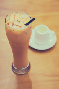 泰国冰奶茶边加糖浆图片