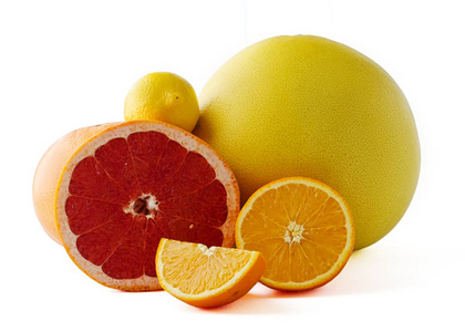 白色背景下成熟的半个葡萄柚和橙色的全柚和柠檬
